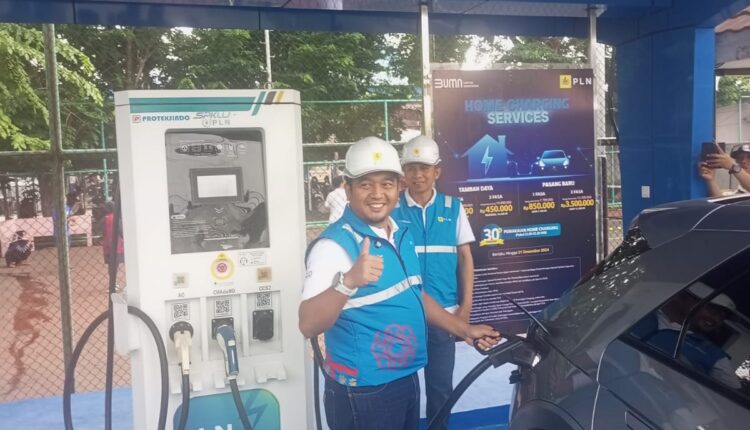 Adhi Herlambang, General Manager PLN UID S2JB, saat Mempraktekkan pengisian Kendaraan Listrik di SPKLU Demang Lebar Daun, Palembang. Kamis (26/12/2024). Foto : Reza Mardiansyah