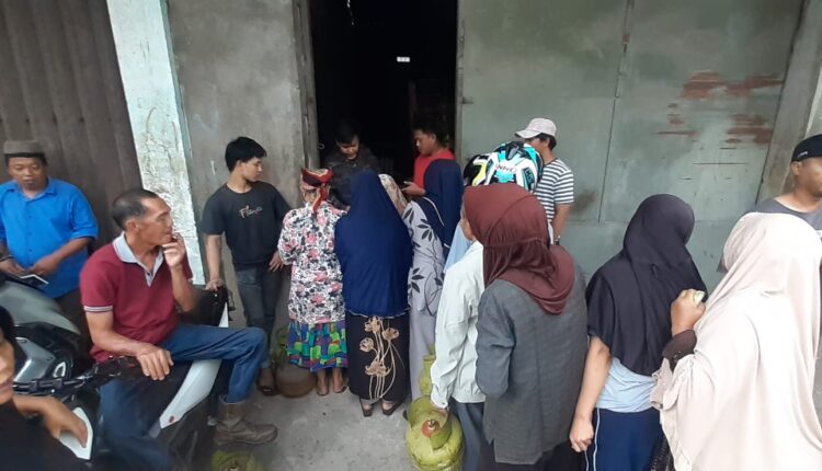 foto : sejumlah masyarakat Pagar Alam antre panjang untuk mendapatkan gas elpiji 3kg