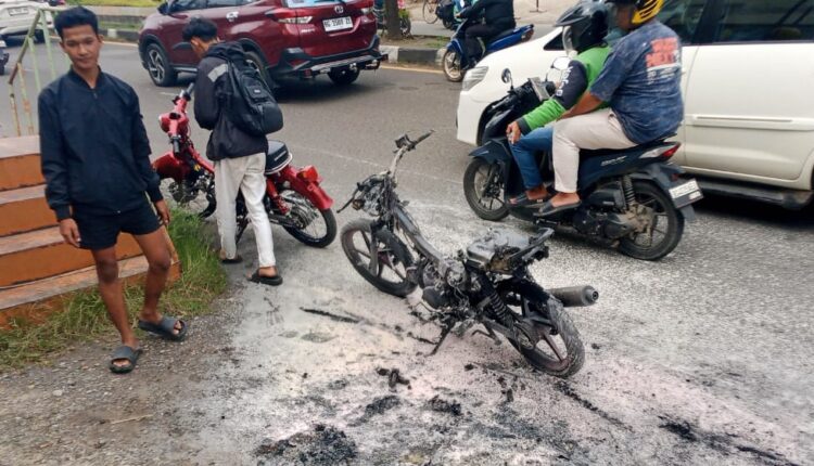Penampakan sepeda motor yang hangus terbakar di depan Kampus Bina Dharma Palembang