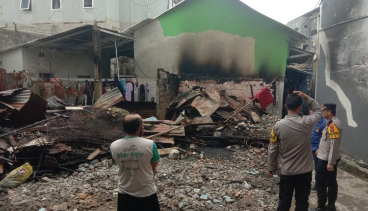 kebakaran yang menghanguskan satu unit rumah terjadi di Jalan Dempo, Lorong Bidan RT 15/6 Kelurahan 17 Ilir Kecamatan IT I Palembang