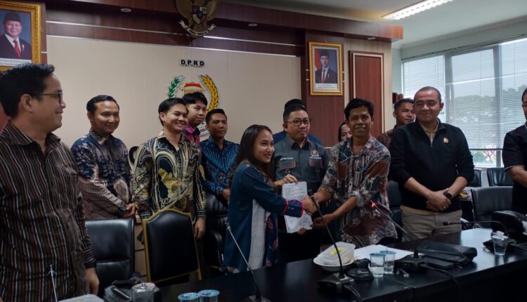 FOTO: Akhirnya Dokter Gigi VS Pegawai Pempek Damai di Ruang Rapat Komisi IV DPRD Kota Palembang, Jumat (27/12/2024). (Kiki) 