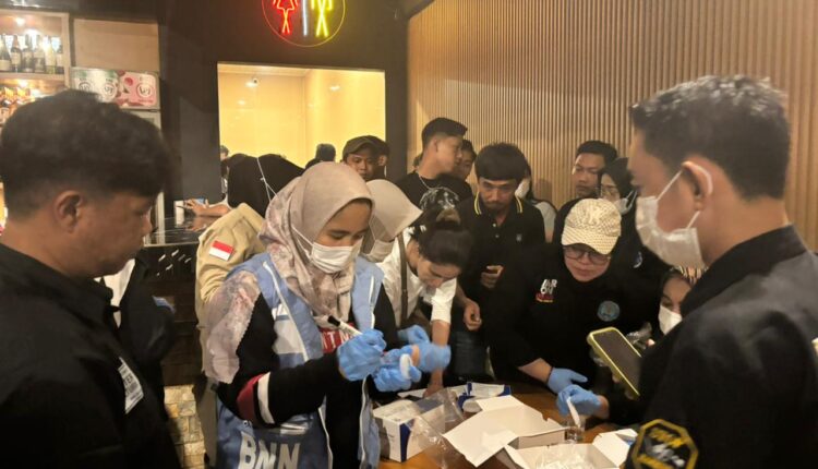 Tim gabungan mengamankan 93 pengunjung tempat hiburan malam yang positif narkoba usai dilakukan tes urine.