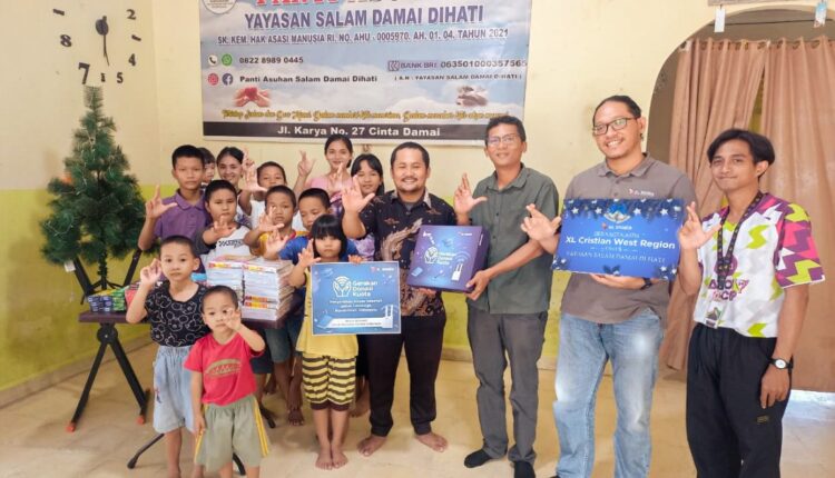 Karyawan PT XL Axiata Tbk (XL Axiata) West Region memberikan perhatian dan menyalurkan donasi berupa Paket Internet Program Gerakan Donasi Kuota (GDK) dan peralatan sekolah kepada anak-anak penghuni panti asuhan.