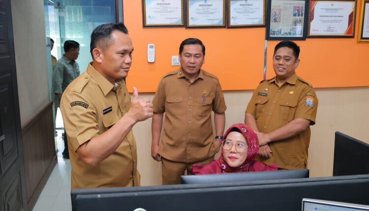 Pj Walikota Palembang Dr. Cheka Virgowansyah melakukan pengecekan kesiapan pelayanan siaga center 112 Kominfo Kota Palembang