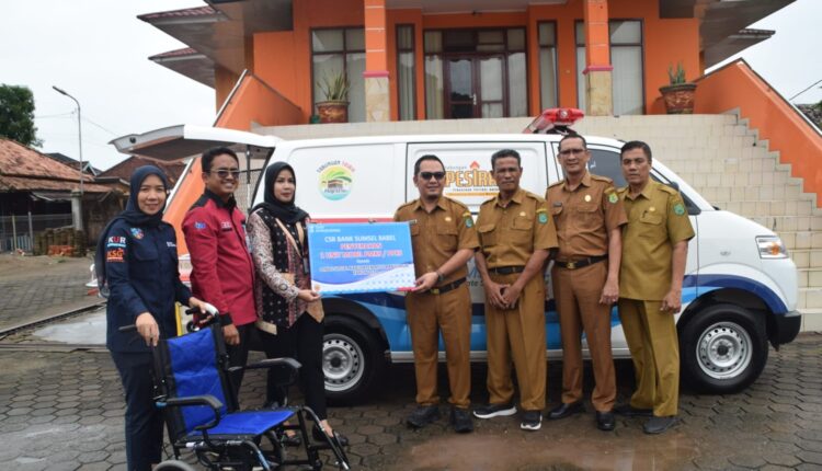 Wakil Pemimpin Bank Sumsel Babel Cabang Sekayu Bidang Bisnis, didampingi Wakil Pemimpin bidang Pelayanan dan operasional, Aprianna menyerahkan satu unit mobil pelayanan PKKS kepada Kadinsos Muba, Ardiansyah.