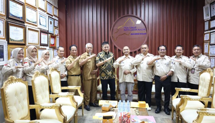 Bupati OKU Timur Lanosin menerima audiensi Dewan Pengupahan OKU Timur di Ruang Audiensi Bupati.