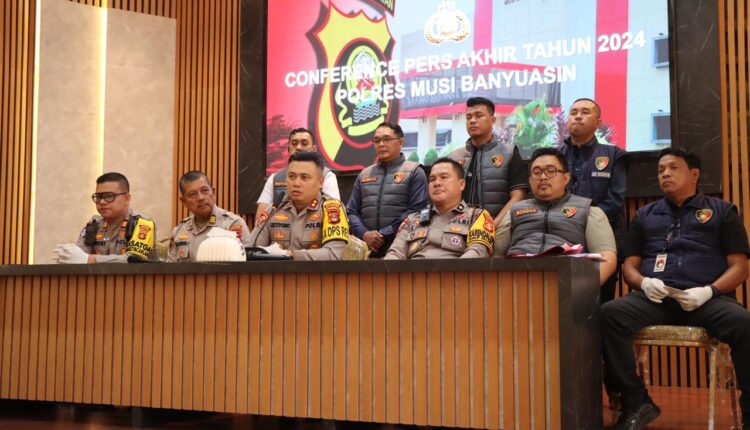 Kapolres Muba di dampingi Kabag Ops dan para Kasat dan Kanit saat menggelar pers rilis di Aula Alex Noerdin Polres Muba
