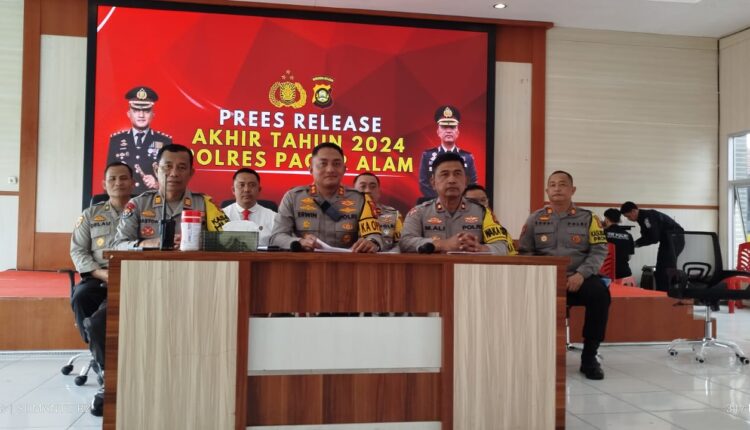 Konferensi pers catatan akhir 2024 Polres Pagar Alam.