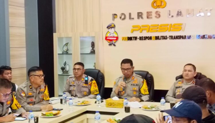 AKBP God Parlasro Sinaga memaparkan pencapaian 2024. Foto : Polres Lahat