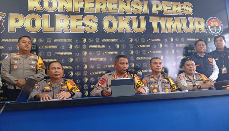 Kapolres OKU Timur AKBP Kevin Leleury bersama jajaran menyampaikan rilis akhir 2024