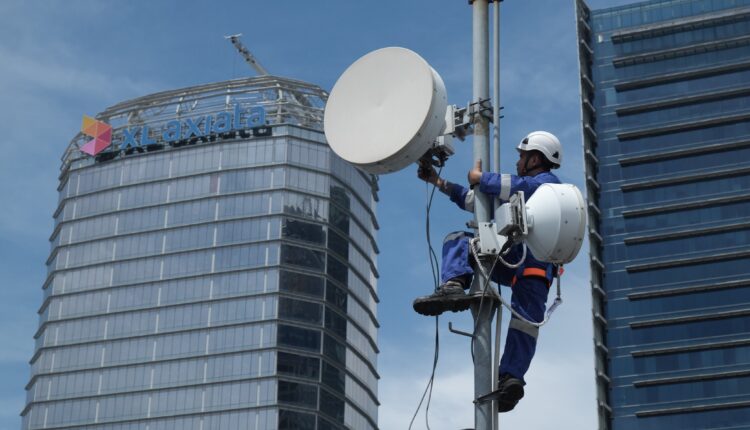 Caption : tampak petugas Networking XL Axiata
