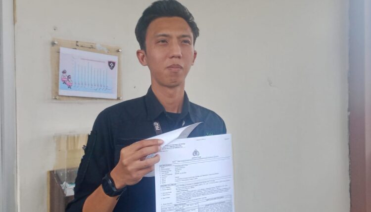 Pegawai PAL TV yang menunjukan laporan kepolisian