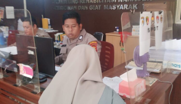 Salah satu korban membuat laporan ke Polisi