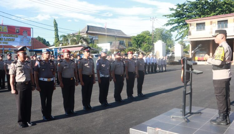 Upacara prosesi kenaikan pangkat 53 personel berlangsung di Halaman Upacara Mapolres Lahat dan dipimpin langsung oleh Kapolres Lahat AKBP God Parlasro S Sinaga. Foto : Polres Lahat