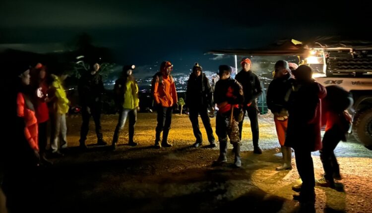 Tim gabungan BPBD bersama relawan bersiap evakuasi pendaki yang meninggal di puncak Gunung Api Dempo (Foto istimewa/BPBD Pagar Alam)