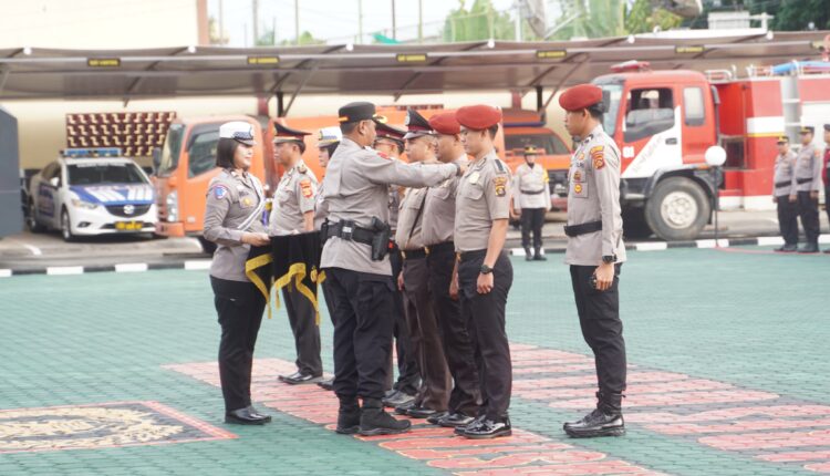 53 Personel Polres OKU Timur mendapatkan kenaikan pangkat setingkat lebih tinggi pada awal 2025. (Foto: Humas Polres OKU Timur)