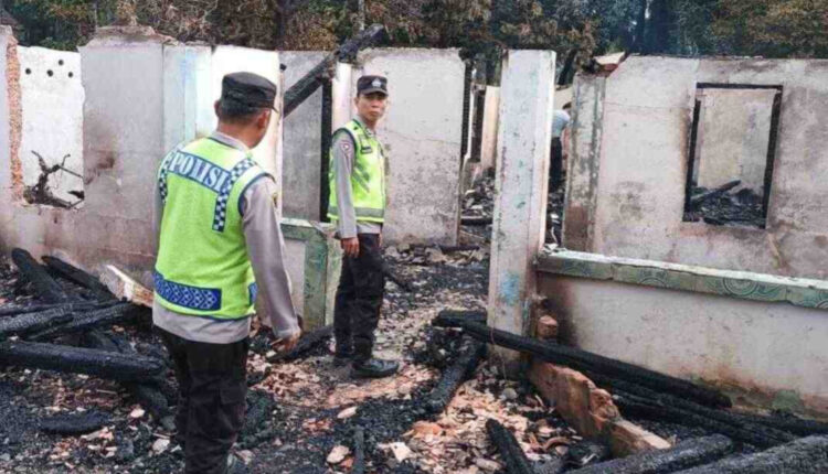 Personil Kepolisian dari Polsek Kikim Timur tengah berada di lokasi kebakaran Desa Linggar Jaya Kecamatan Kikim Timur. (Foto : Polres Lahat)