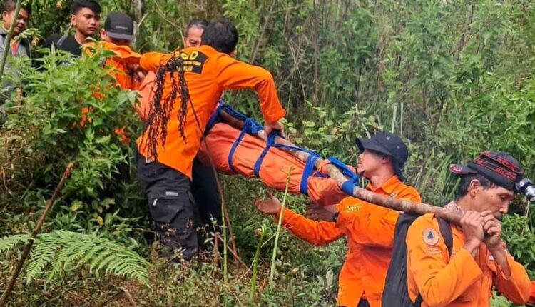 Proses evakuasi pendaki puncak gunung dempo yang meninggal dunia. (Foto: BPBD Kota Pagar Alam)
