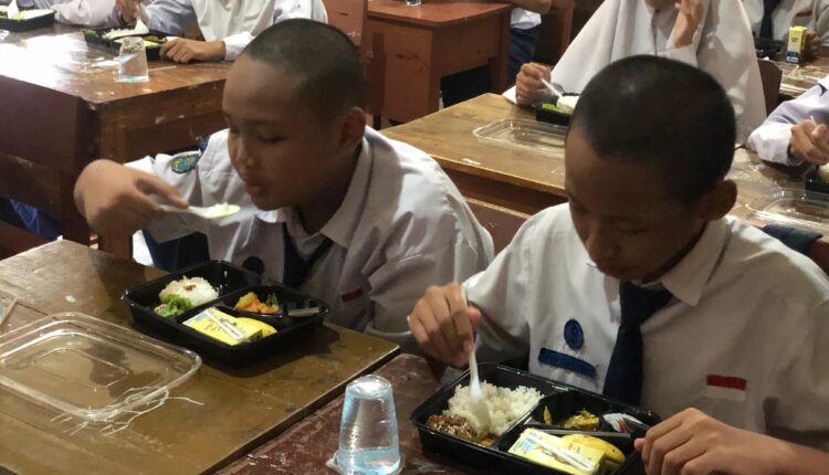 Caption: Uji coba makan bergizi gratis ke siswa kelas IX SMP N 10 Palembang. (Foto: Tia)