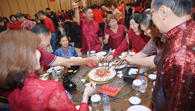 Tampak para tamu menikmati perayaan imlek di Wyndham Hotel Palembang.