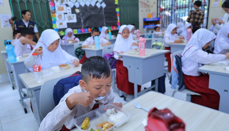 Lima sekolah dari tingkat TK hingga SMP di Kota Palembang memulai program makan gratis yang diinisiasi oleh Presiden Republik Indonesia, Prabowo