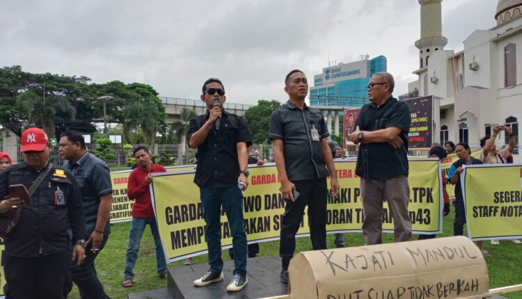 Aksi demo di Kejati Sumsel.