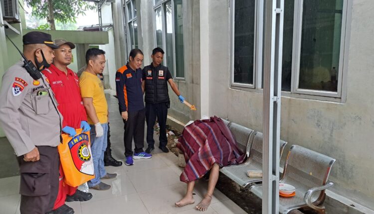 Jenazah di evakuasi polisi.