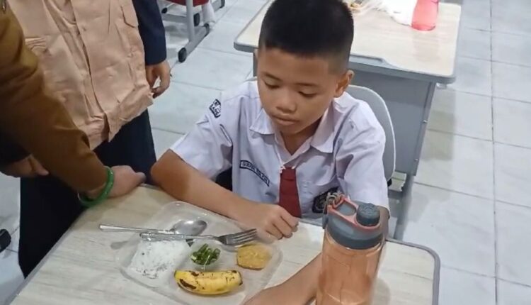 Siswa SD Negeri 25 Palembang, Gibran, yang menolak menu makan bergizi gratis, Senin (06/01/2025).