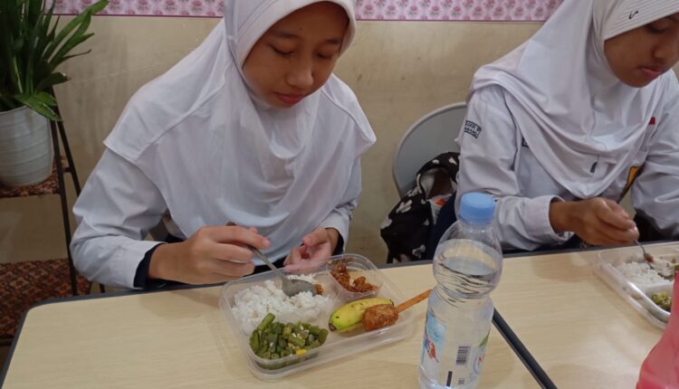 Aulia saat menyantap makanan bergizi gratis dari pemerintah.