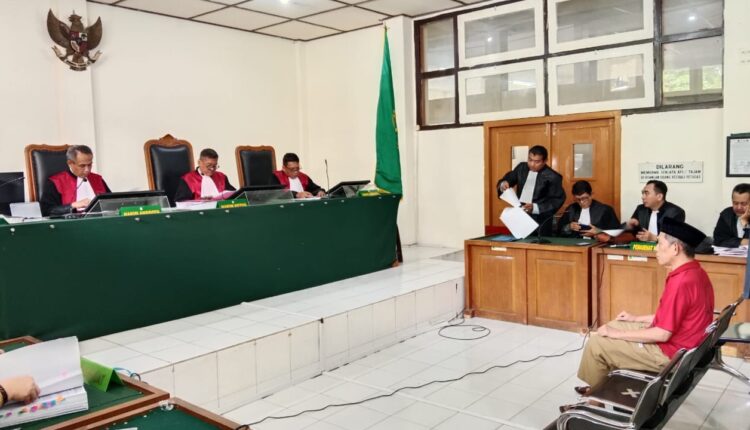 Ketika kuasa hukum terdakwa Muhamad Zainal Arifin menyampaikan nota pembelaan di persidangan.