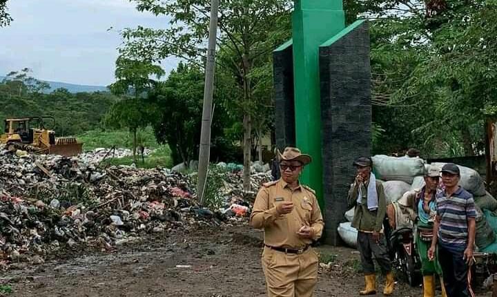 Kepala Dinas Lingkungan Hidup Kota Pagar Alam, Deki Aprizal meninjau tempat pembuangan sampah. (Dok/DLH Pagar Alam).