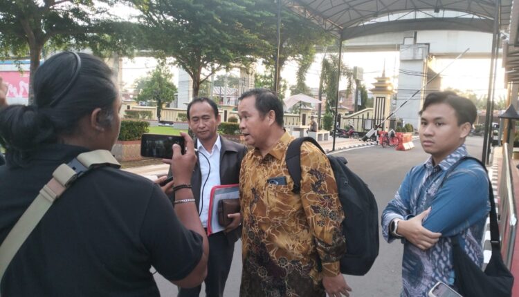 Korban didampingi pengacaranya. (Foto: Kiki)