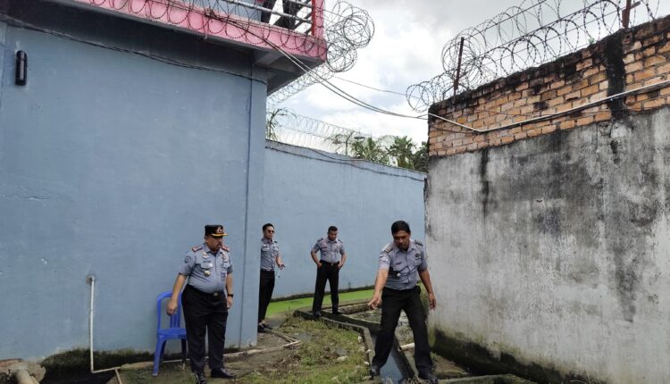Kalapas Sekayu, Yosef Leonard Sihombing melakukan kontrol di area Brandgang.