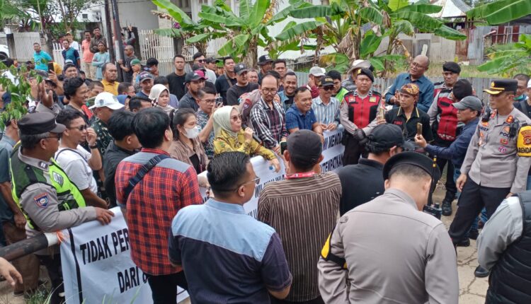 Warga blokade jalan masuk ke lokasi tanah yang disengketakan.