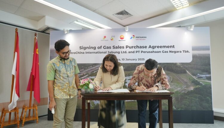 Penandatanganan Perjanjian Jual Beli Gas (PJBG) dari Blok Jabung oleh Direktur Komersial PGN Ratih Esti Prihatini dan Presiden Direktur PCJL Wang Lei erta disaksikan oleh perwakilan dari SKK Migas pada Jumat, (10/01/2025).