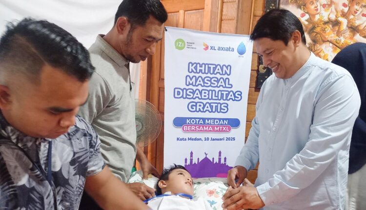 Head Sales XL Axiata West Northern, Horas Lubis, hadir menyaksikan pelaksanaan khitan massal disabilitas yang diselenggarakan oleh karyawan XL Axiata melalui MTXL Axiata, Jumat (10/1) di Medan. Kegiatan yang khusus ditujukan untuk anak-anak penyandang disabilitas tersebut, sedikitnya diikuti oleh 60 anak yang menyandang disabilitas netra, rungu, daksa, dan grahita (down syndrome).