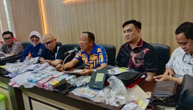 Ditahan di Rutan Pakjo, Tersangka OTT Disnakertrans disangkakan Pasal Gratifikasi.