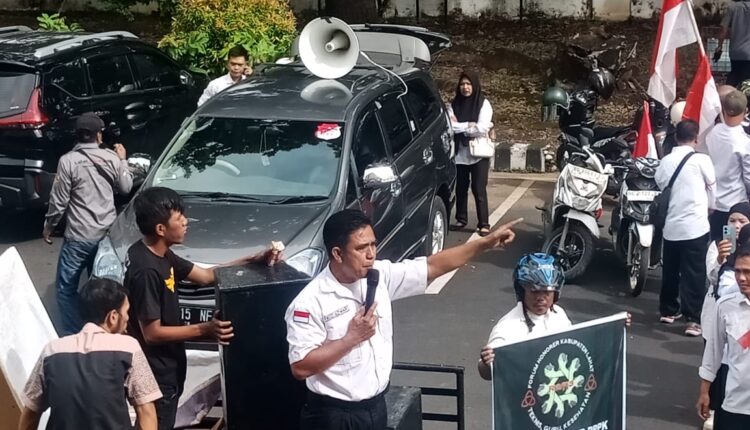 Ratusan honorer di Kabupaten Lahat tuntut pengangkatan menjadi PPPK penuh waktu. Forum Honorer minta Pemkab Lahat lebih transparan dan tegas dalam seleksi PPPK. (Foto : Ismail)