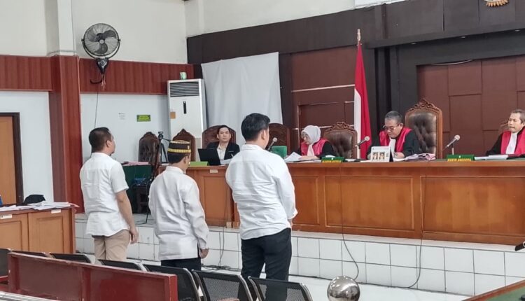 Saat ketiga terdakwa berdiri tegak dihadapan Majelis Hakim Efiyanto untuk mendengarkan pembacaan putusan.