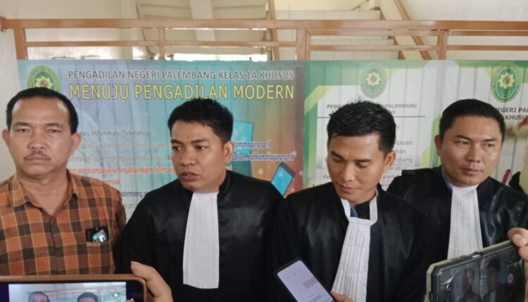 Saat PH terdakwa, Rulli Ariansyah dan rekan diwawancarai di PN Palembang.