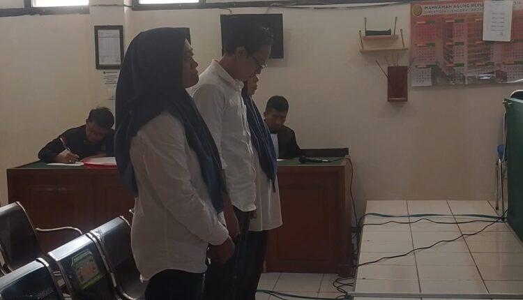 Saat ketiga terdakwa berdiri dihadapan majelis hakim mendengarkan putusan.