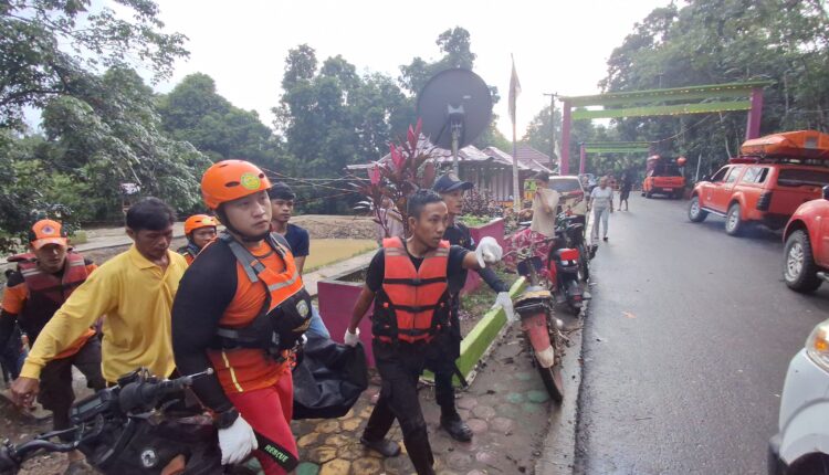 Korban saat dievakuasi ke daratan. (Foto: Dokumen Basarnas)