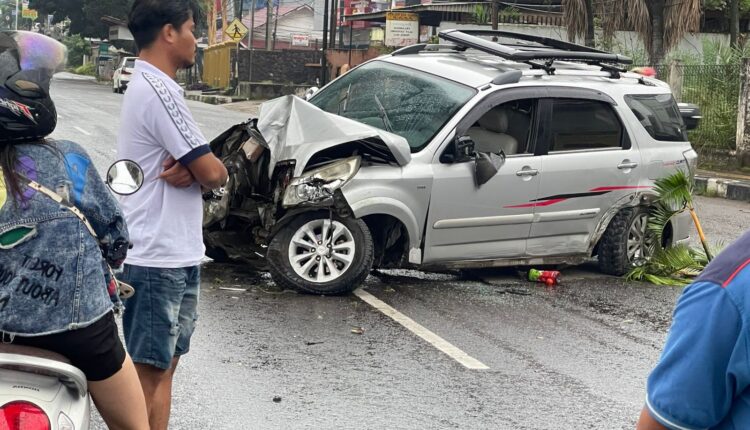Kondisi mobil Terios usai menabrak tiang LRT