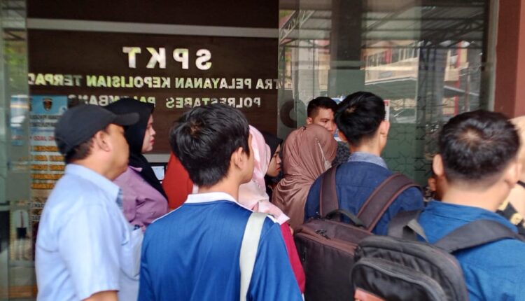Antrian pemohon skck. (Kiki)