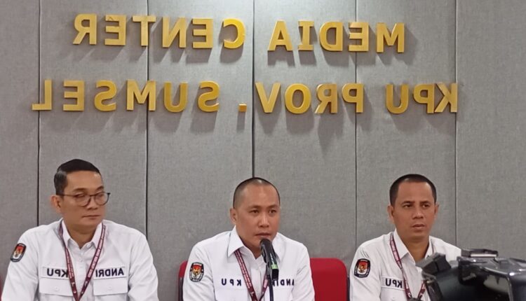 Ketua KPU Sumsel Andika Pranata Jaya (tengah) saat melakukan konferensi pers di KPU Sumsel.