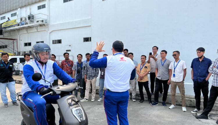 Instruktur Astra Honda motor edukasi masyarakat tentang safety riding