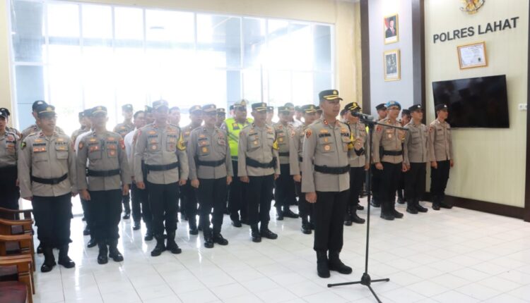 Kapolres Lahat AKBP God Parlasro S. Sinaga mengikuti upacara pemberian penghargaan bagi personel Polres Lahat dan anggota Babinsa Koramil Kikim Timur melalui Zoom Meeting. (Foto : Polres Lahat) 