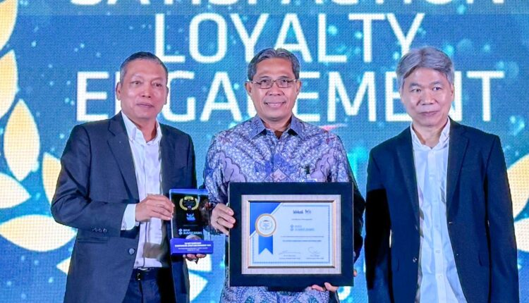 Direktur Keuangan Bank Sumsel Babel Samiludin menerima penghargaan untuk BSB dari Majalah Infobank.