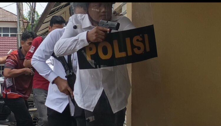 Simulasi penggerebekan yang dilakukan Polres Muba.