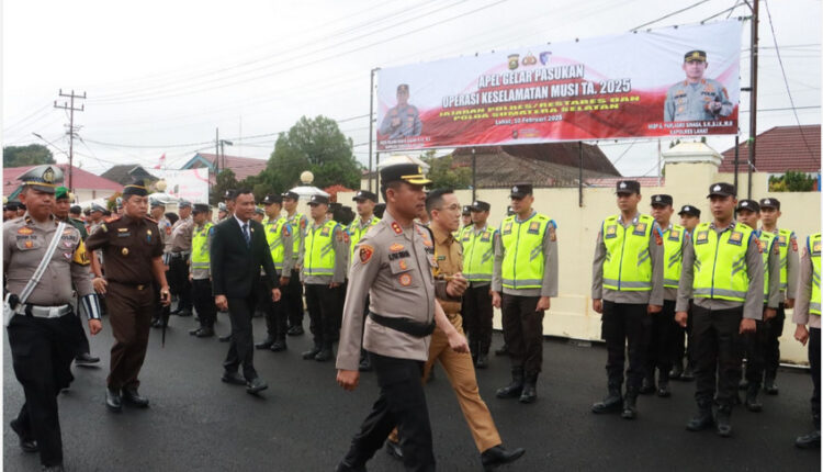 Kapolres Lahat, AKBP God Parlasro S Sinaga, memimpin langsung apel pasukan Operasi Keselamatan Musi 2025 di Kabupaten Lahat. (Foto : Polres Lahat) 